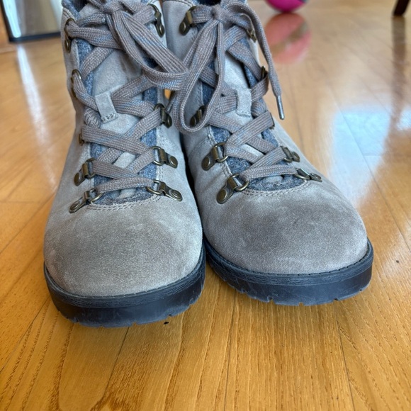 Clarks Collection Boots Khaki Taupe Gray Suede Cushioned Hiking Womens Size 10 - Picture 6 of 11